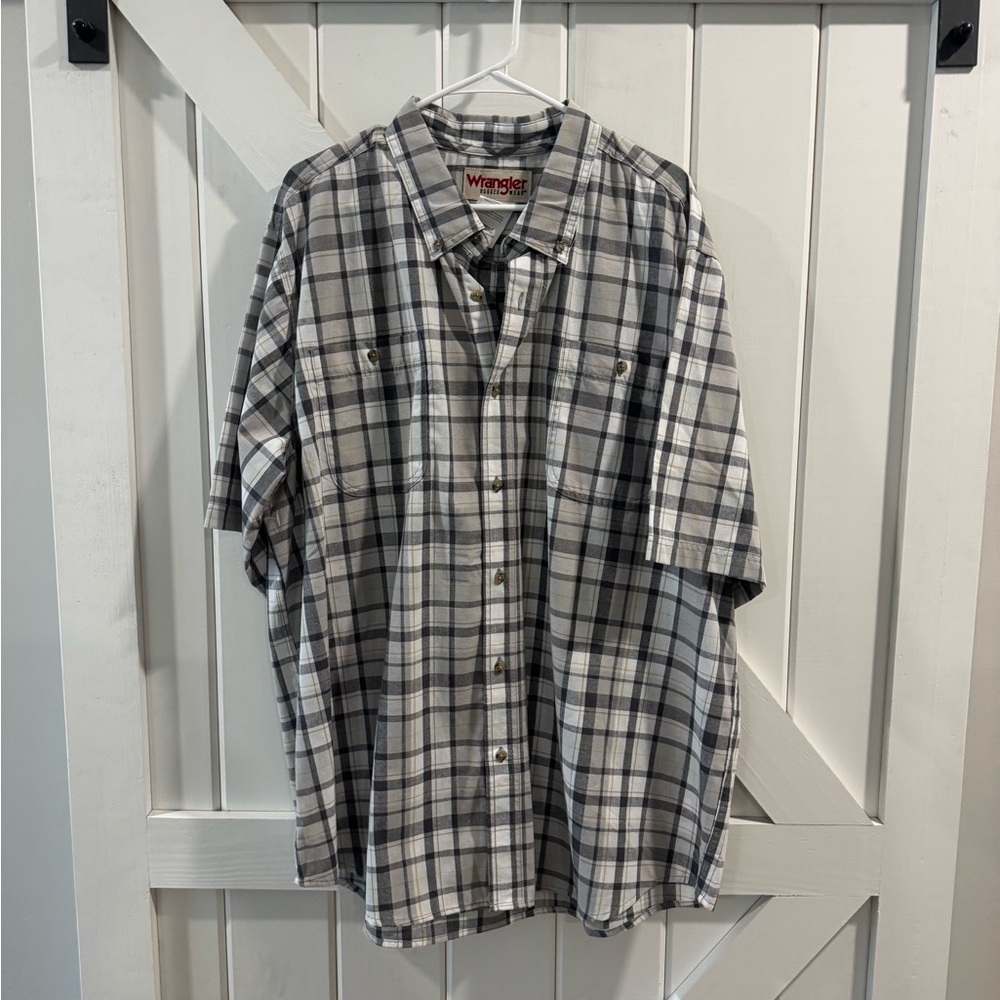 “Wrangler Rugged Wear Short Sleeve Button-Down - XXL | Durable Casual Shirt”